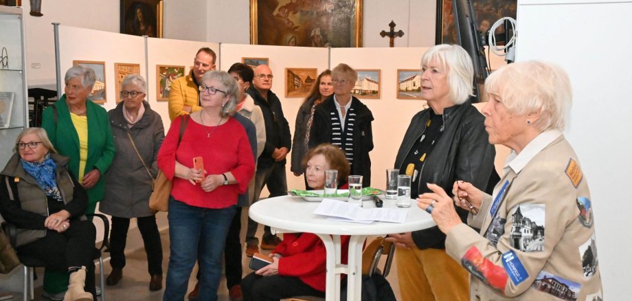 Menschen bei Ausstellungseröffnung im Museum