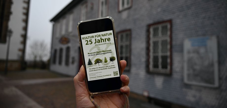 Museum mit Handy im Vordergrund